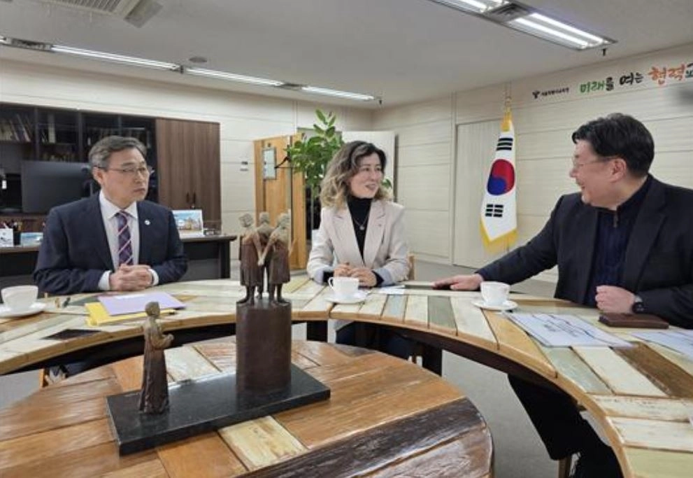 정근식 서울시교육감과 아이수루 서울시의회 의원, 국제e스포츠위원회(IEC·사무총장 김억경), IEC 아카데미 오영근 원장 등과 관계자들 기념 사진