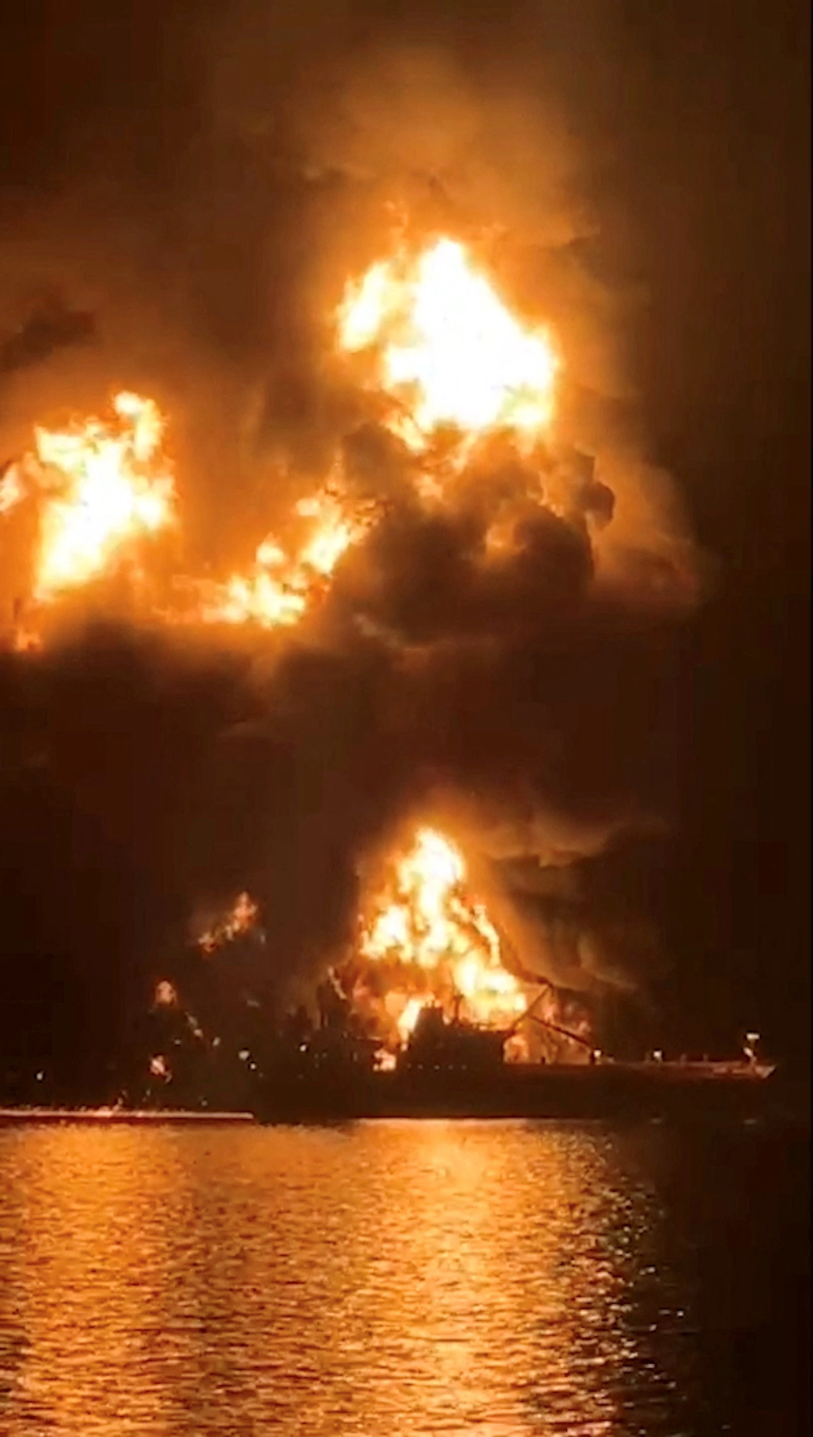 유조선서 치솟는 불기둥  11일(현지시간) 이라크 영해에서 이란의 공격을 받은 유조선이 불기둥과 검은 연기에 휩싸여 있다.
로이터 연합뉴스