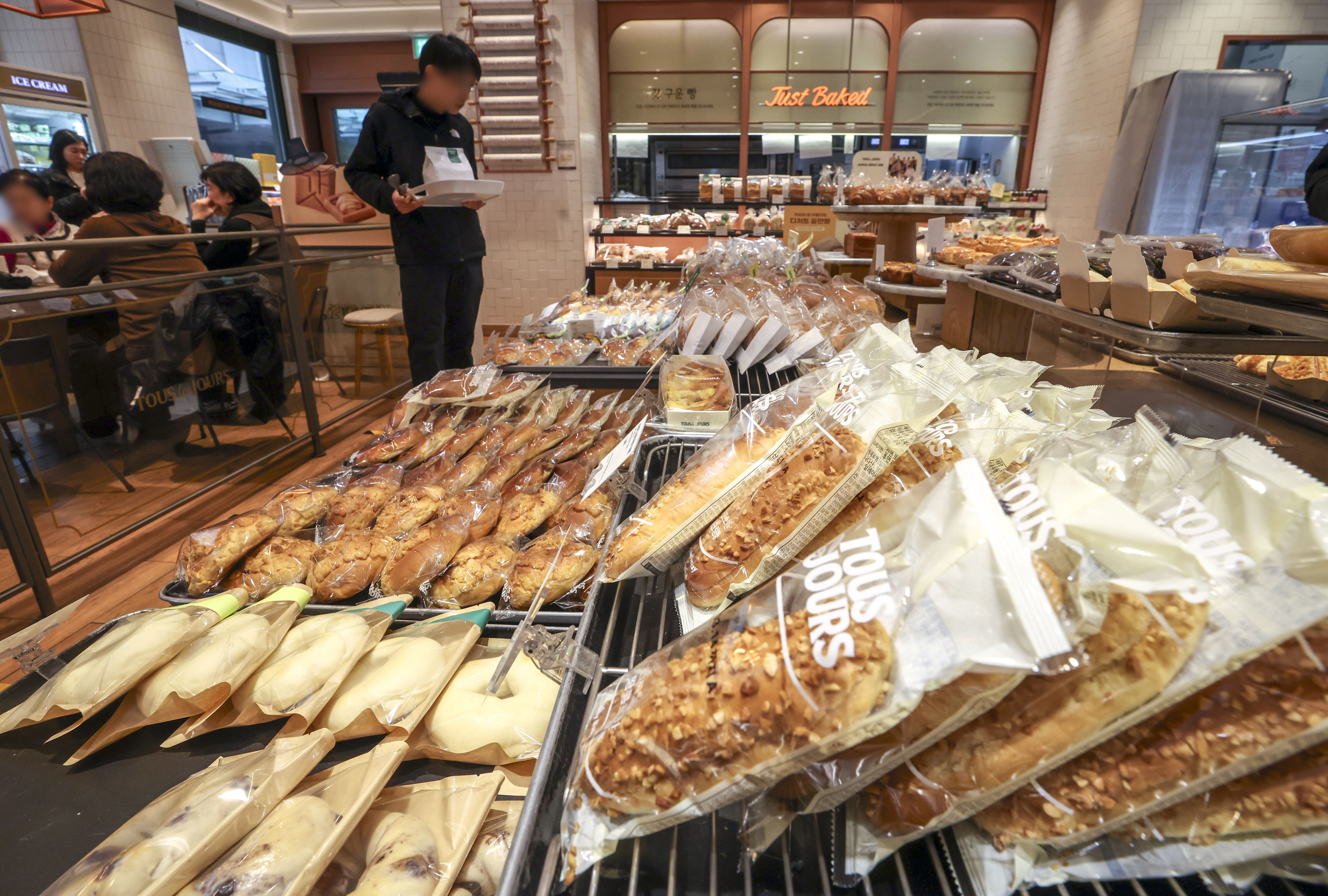 뚜레쥬르, 빵값 내리며 물가안정 동참  [서울=뉴시스] 정병혁 기자 = 12일 서울시내 뚜레쥬르 매장에서 시민들이 빵을 살펴보고 있다. CJ푸드빌 뚜레쥬르는 민생물가 안정에 동참하기 위해 이날부터 빵과 케이크 등 주요 제품 17종 대상 공급가를 평균 8.2% 인하했다. 2026.03.12. jhope@newsis.com

<저작권자ⓒ 공감언론 뉴시스통신사. 무단전재-재배포 금지.>