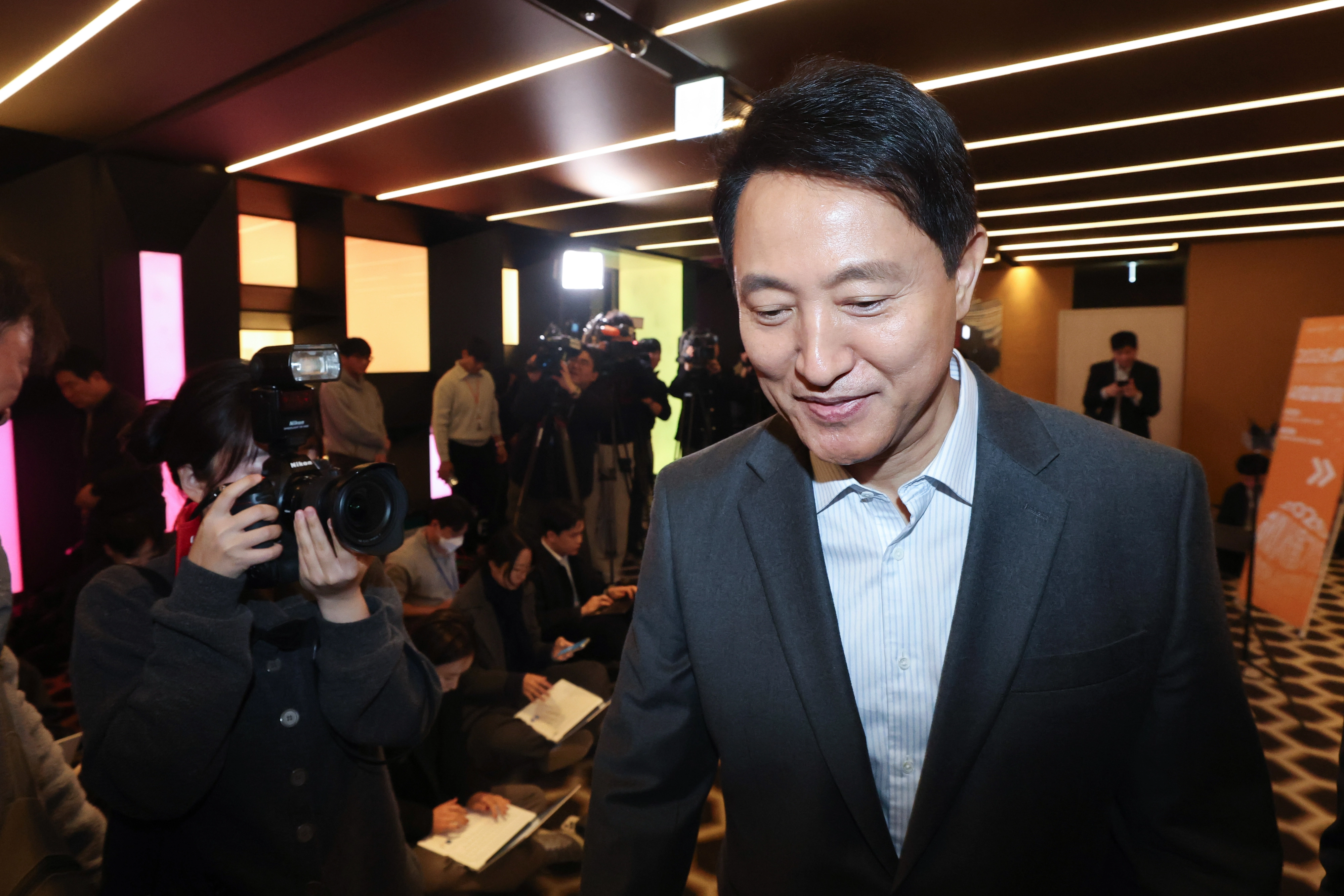 서울 중구 더플라자호텔에서 국민의힘 6·3 지방선거 공천 접수 관련 입장을 밝히기 위해 이동하는 오세훈 서울시장.
연합뉴스