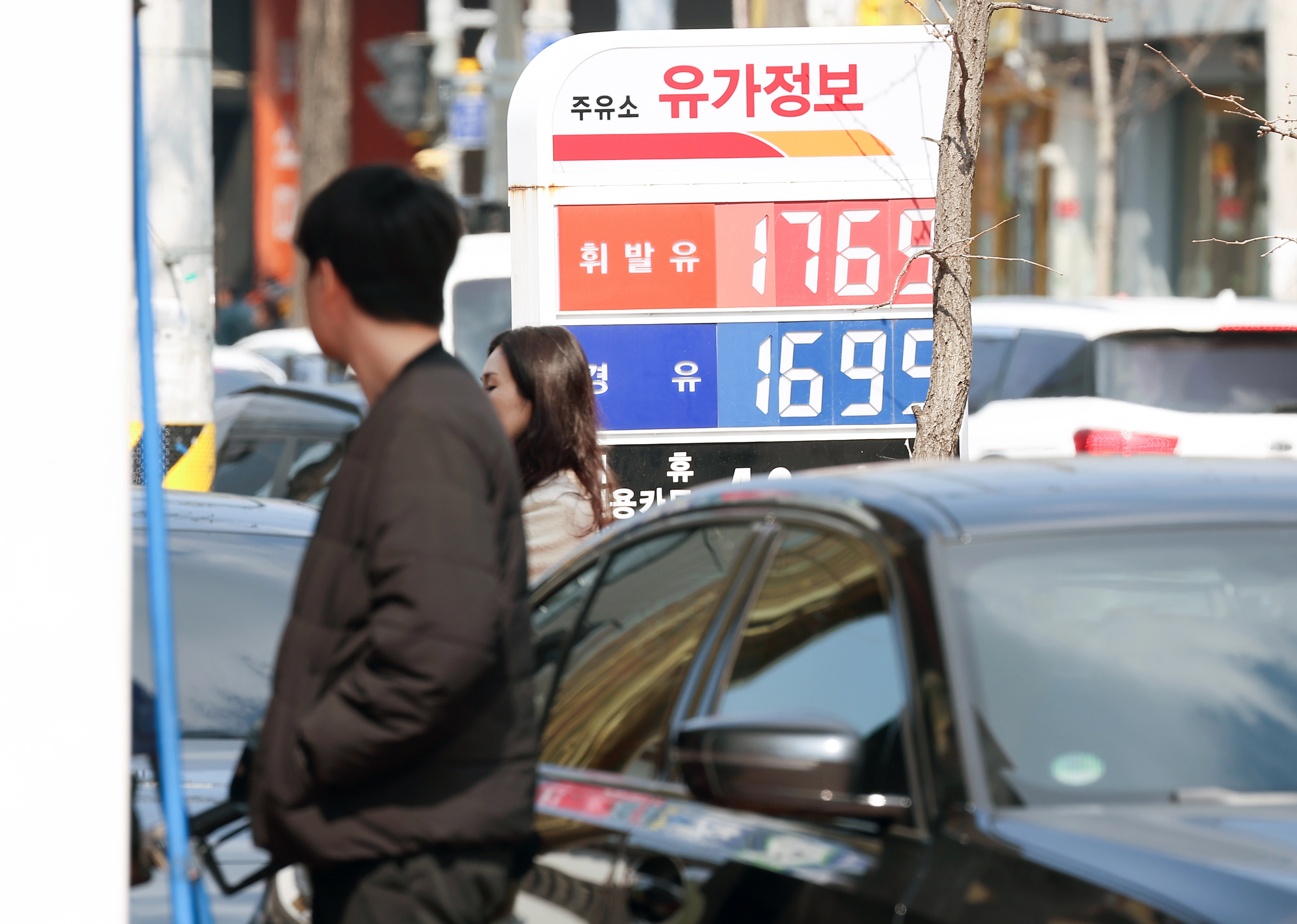 ‘휘발유 리터당 1769원’  정부가 석유 최고가격제를 검토 중인 12일 서울 노원구 한 주유소에 가격 안내판이 놓여 있다. 12일 한국석유공사 유가정보시스템 오피넷에 따르면 해당 주유소는 오후 2시 기준 보통휘발유 가격이 리터당 1769원으로 서울 최저가를 기록했다.  연합뉴스