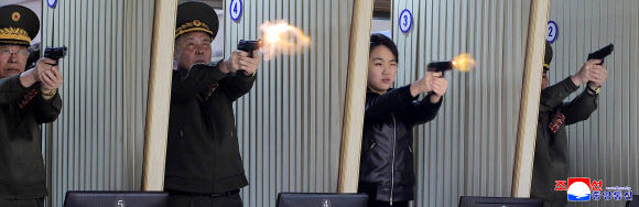 김정은 북한 국무위원장이 딸 주애와 함께 지난 11일 권총 등 휴대용 경량 무기를 생산하는 제2경제위원회 산하의 중요 군수공장을 시찰했다고 조선중앙통신이 12일 보도했다. 김 위원장의 딸 주애가 군 간부들과 함께 공장 내 마련된 실내사격장에서 권총 사격을 하고 있는 모습. 2026.3.12 평양 조선중앙통신=연합뉴스 