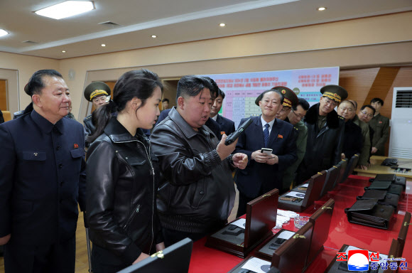 김정은 북한 국무위원장이 딸 주애와 함께 지난 11일 권총 등 휴대용 경량 무기를 생산하는 제2경제위원회 산하의 중요 군수공장을 시찰했다고 조선중앙통신이 12일 보도했다. 2026.3.12 평양 조선중앙통신=연합뉴스 
