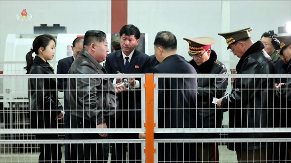 김정은 북한 국무위원장이 딸 주애와 함께 지난 11일 권총 등 휴대용 경량 무기를 생산하는 제2경제위원회 산하 중요 군수공장을 시찰했다고 조선중앙TV가 12일 보도했다. 2026.3.12 조선중앙TV 화면