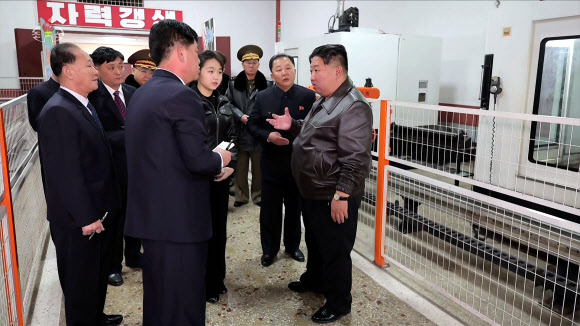 김정은 북한 국무위원장이 딸 주애와 함께 지난 11일 권총 등 휴대용 경량 무기를 생산하는 제2경제위원회 산하 중요 군수공장을 시찰했다고 조선중앙TV가 12일 보도했다. 2026.3.12   조선중앙TV 화면