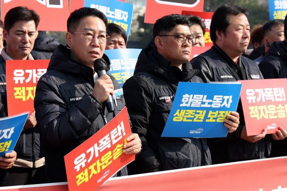 김동국 화물연대 위원장이 12일 서울 청와대 사랑채 앞에서 열린 유가폭등 적자운송-경유값 폭등 대책 마련 촉구 회견에서 발언하고 있다. 2026.3.12 연합뉴스