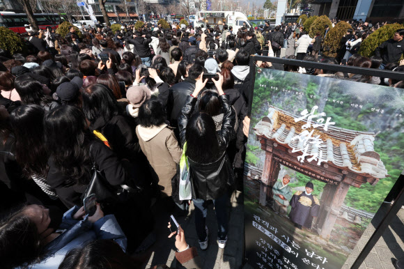 12일 서울 중구 프레스센터 광장에서 영화 ‘왕과 사는 남자’ 흥행 감사 장항준 감독 커피차 이벤트가 열리고 있다. 2026.3.12  연합뉴스