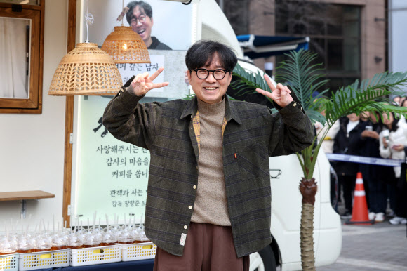 장항준 감독이 12일 서울 중구 한국프레스센터 광장에서 열린 영화‘왕과 사는 남자’ 흥행 감사 커피차 이벤트에 앞서 포즈를 취하고 있다. 영화 ‘왕과 사는 남자’는 흥행을 이어가면서 지난 11일 관객 수 1천200만명을 넘어섰다. 2026.3.12  연합뉴스