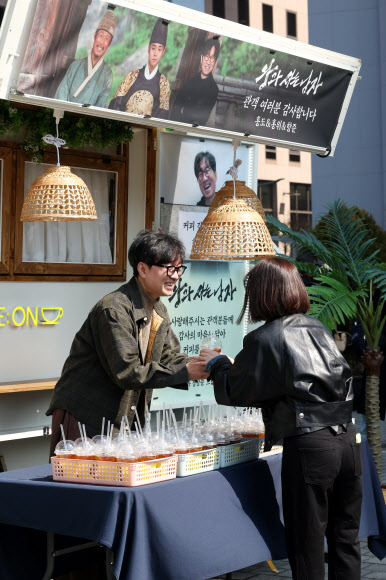 장항준 감독이 12일 서울 중구 한국프레스센터 광장에서 영화‘왕과 사는 남자’ 흥행 감사 커피차 이벤트를 하고 있다. 영화 ‘왕과 사는 남자’는 흥행을 이어가면서 지난 11일 관객 수 1천200만명을 넘어섰다. 2026.3.12  연합뉴스