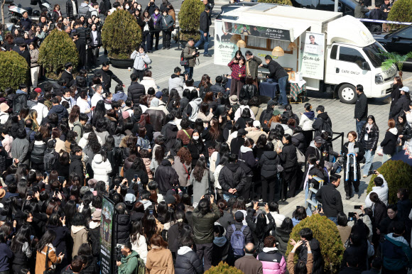 12일 서울 중구 한국프레스센터 광장에서 열린 영화 ‘왕과 사는 남자’ 흥행 감사 장항준 감독 커피차 이벤트에 많은 시민이 참여하고 있다. 영화 ‘왕과 사는 남자’는 흥행을 이어가면서 지난 11일 관객 수 1천200만명을 넘어섰다. 2026.3.12  연합뉴스