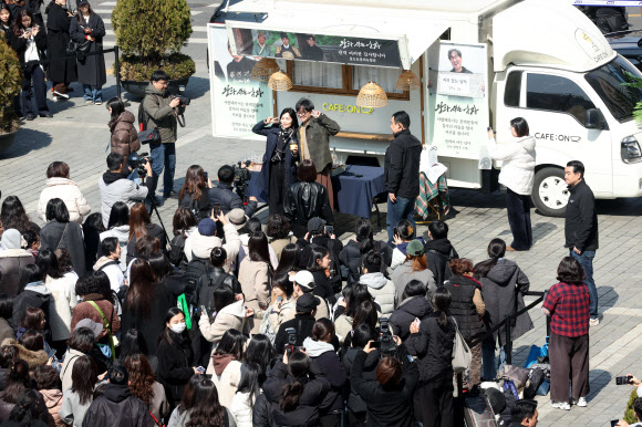 12일 서울 중구 한국프레스센터 광장에서 열린 영화 ‘왕과 사는 남자’ 흥행 감사 장항준 감독 커피차 이벤트에 많은 시민이 참여하고 있다. 영화 ‘왕과 사는 남자’는 흥행을 이어가면서 지난 11일 관객 수 1천200만명을 넘어섰다. 2026.3.12  연합뉴스