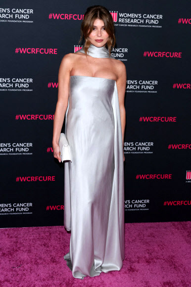 인플루언서 올리비아 제이드 지아눌리가 11일(현지시간) 미국 캘리포니아주 베벌리힐스의 더 베벌리 힐튼에서 열린 ‘언포게터블 이브닝(An Unforgettable Evening)’ 갈라 행사에 참석해 포즈를 취하고 있다. AFP 연합뉴스