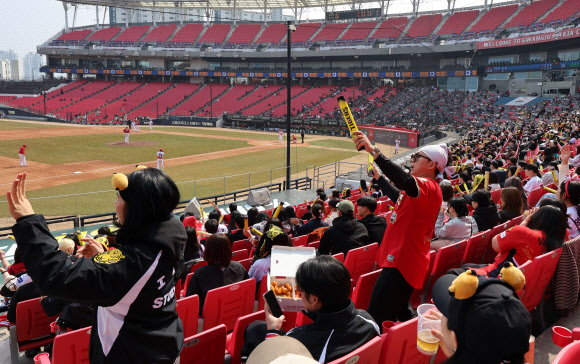 12일 광주기아챔피언스필드에서 열린 프로야구 SSG 랜더스와 KIA 타이거즈의 시범경기. 야구팬들이 응원전을 펼치고 있다. 2026.3.12  연합뉴스