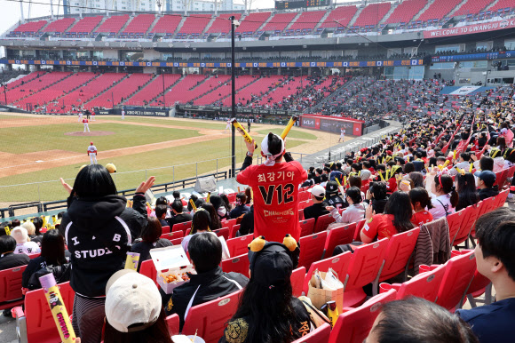 12일 광주기아챔피언스필드에서 열린 프로야구 SSG 랜더스와 KIA 타이거즈의 시범경기. 야구팬들이 응원전을 펼치고 있다. 2026.3.12  연합뉴스