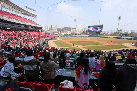 12일 광주기아챔피언스필드에서 열린 프로야구 SSG 랜더스와 KIA 타이거즈의 시범경기. 야구팬들과 선수들이 국민의례하고 있다. 2026.3.12  연합뉴스