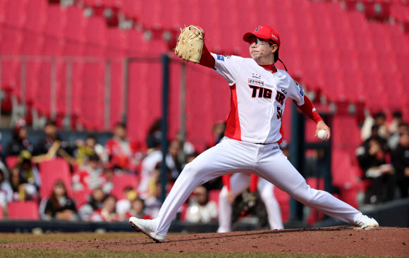 12일 광주기아챔피언스필드에서 열린 프로야구 SSG 랜더스와 KIA 타이거즈의 시범경기. KIA 양현종이 4회초에 투구하고 있다. 2026.3.12  연합뉴스