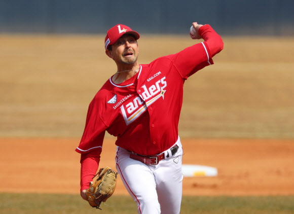 12일 광주기아챔피언스필드에서 열린 프로야구 SSG 랜더스와 KIA 타이거즈의 시범경기. SSG 베니지아노가 1회에 투구하고 있다. 2026.3.12  연합뉴스