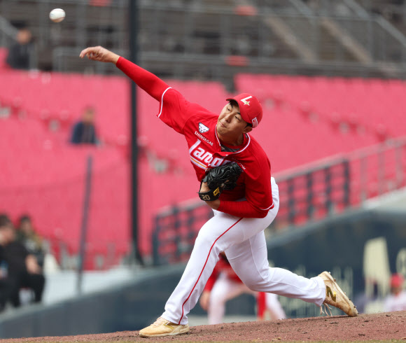 12일 광주기아챔피언스필드에서 열린 프로야구 SSG 랜더스와 KIA 타이거즈의 시범경기. SSG 김민준이 6회에 투구하고 있다. 2026.3.12  연합뉴스