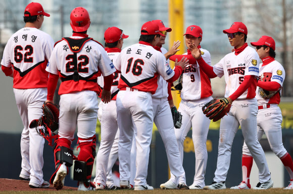 12일 광주기아챔피언스필드에서 열린 프로야구 SSG 랜더스와 KIA 타이거즈의 시범경기. KIA 선수들이 9-4로 승리하고 하이파이브를 나누고 있다. 2026.3.12  연합뉴스