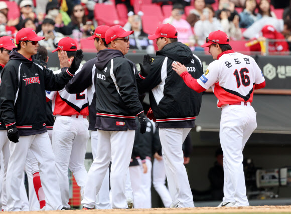 12일 광주기아챔피언스필드에서 열린 프로야구 SSG 랜더스와 KIA 타이거즈의 시범경기. KIA 이범호 감독 등 코치진이 9-4로 승리를 거둔 선수들과 하이파이브 하고 있다. 2026.3.12  연합뉴스