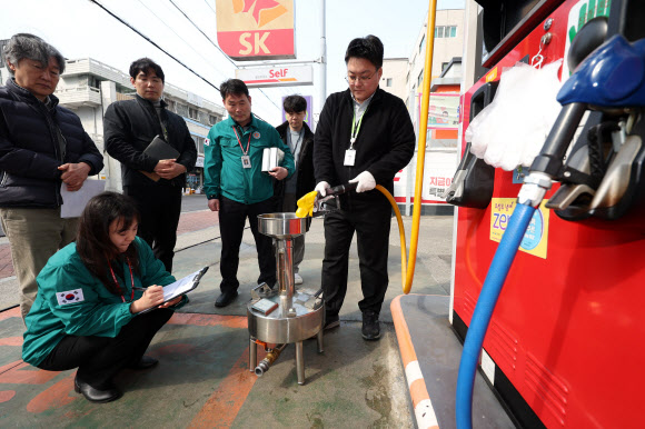 중동전쟁으로 국제유가가 치솟는 가운데 12일 오후 대구 남구의 한 주유소에서 대구시청, 남구청, 한국석유관리원, 한국주유소협회 관계자들이 휘발유·경유의 정량 및 품질, 가격 등을 합동점검하고 있다. 2026.3.12  연합뉴스