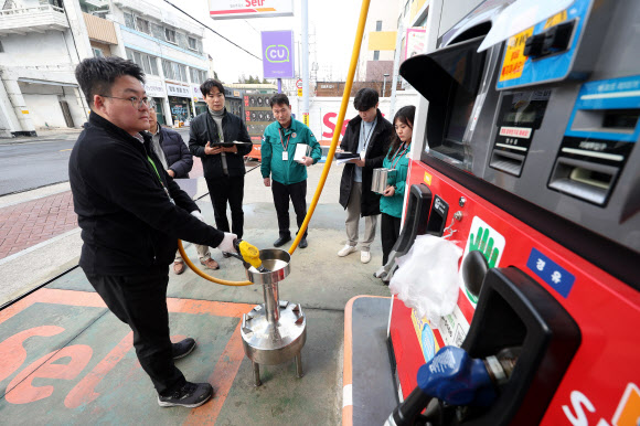 중동전쟁으로 국제유가가 치솟는 가운데 12일 오후 대구 남구의 한 주유소에서 대구시청, 남구청, 한국석유관리원, 한국주유소협회 관계자들이 휘발유·경유의 정량 및 품질, 가격 등을 합동점검하고 있다. 2026.3.12  연합뉴스