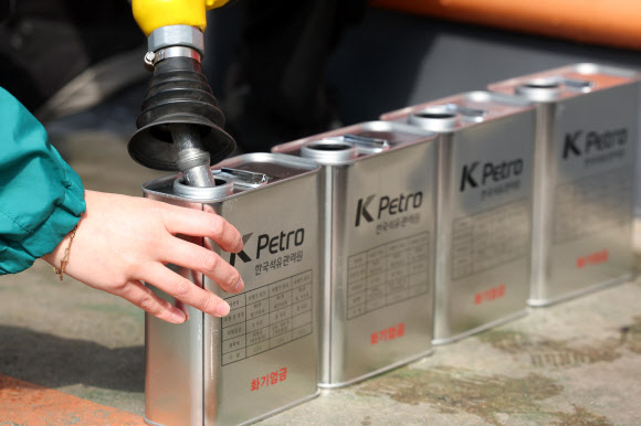 중동전쟁으로 국제유가가 치솟는 가운데 12일 오후 대구 남구의 한 주유소에서 대구시청, 남구청, 한국석유관리원, 한국주유소협회 관계자들이 휘발유·경유의 정량 및 품질, 가격 등을 합동점검하고 있다. 2026.3.12  연합뉴스