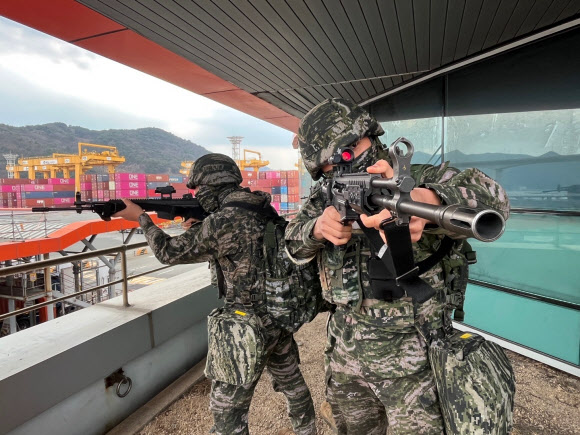 12일 해군진해특정경비지역사령부 장병들이 국가중요시설 테러상황에 대비해 부산신항 민관군 방호훈련을 실시하고 있다. 2026.3.12  해군 진해기지사령부 제공