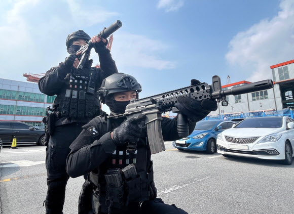 12일 해군진해특정경비지역사령부 장병들이 국가중요시설 테러상황에 대비해 부산신항 민관군 방호훈련을 실시하고 있다. 2026.3.12  해군 진해기지사령부 제공