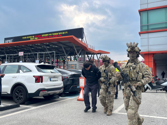 12일 부산신항에서 실시한 민관군 국가중요시설 방호훈련에서 해군진해특정경비지역사령부 장병들이 가상의 거동수상자를 제압하고 있다. 2026.3.12  해군 진해기지사령부 제공