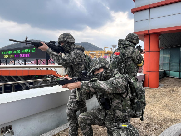 12일 해군진해특정경비지역사령부 장병들이 국가중요시설 테러상황에 대비해 부산신항 민관군 방호훈련을 실시하고 있다. 2026.3.12  해군 진해기지사령부 제공