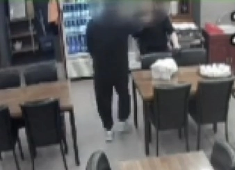 경기 의정부시의 한 중식당에서 한 손님이 업주에게 다가가 목을 잡고 있다. JTBC ‘사건반장’ 캡처