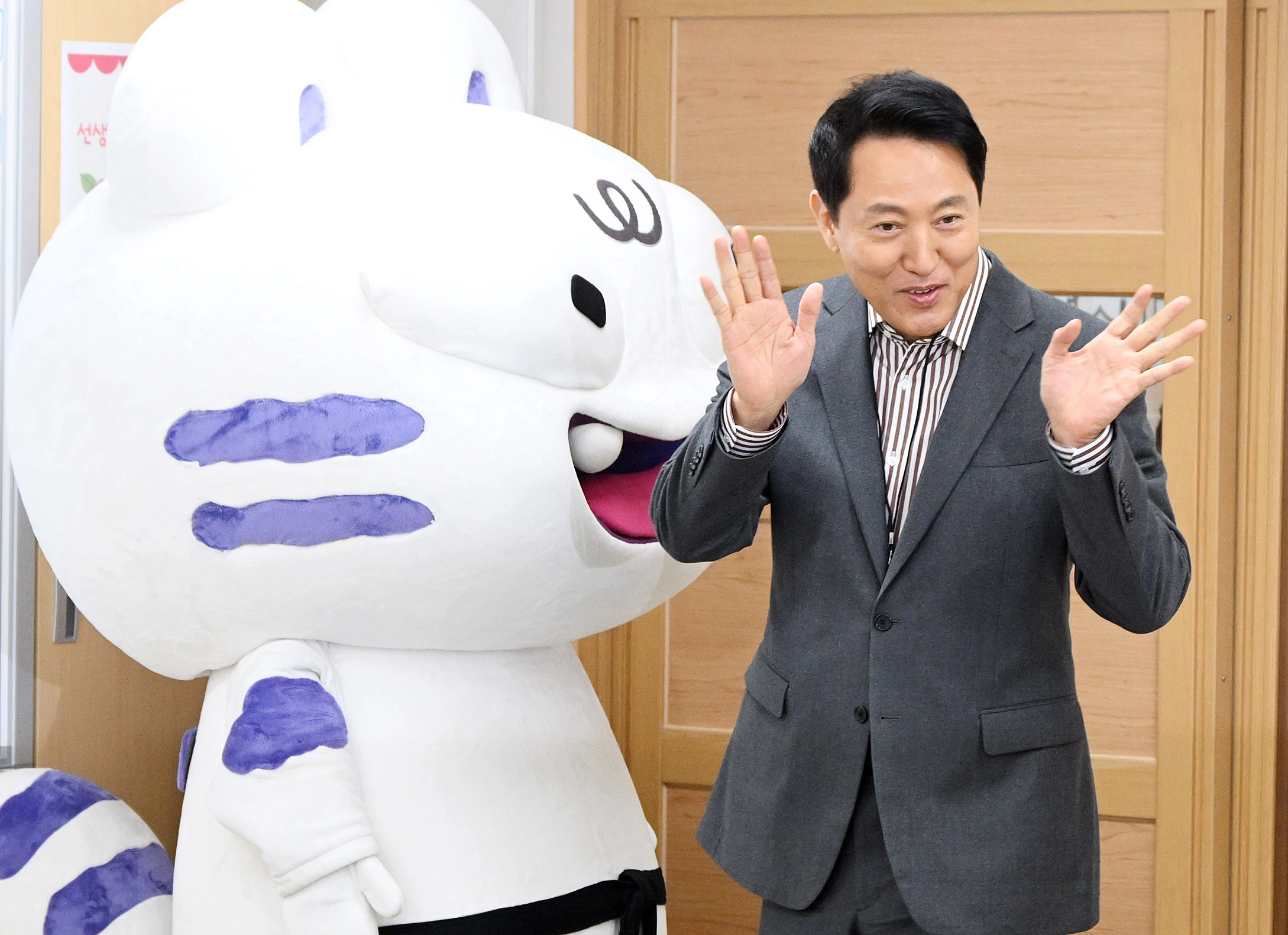 인사하는 오세훈 서울시장  오세훈 서울시장이 13일 서울의 한 초등학교에서 열린 초등안심벨 안전교육 현장을 찾아 학생들과 인사하고 있다. 연합뉴스