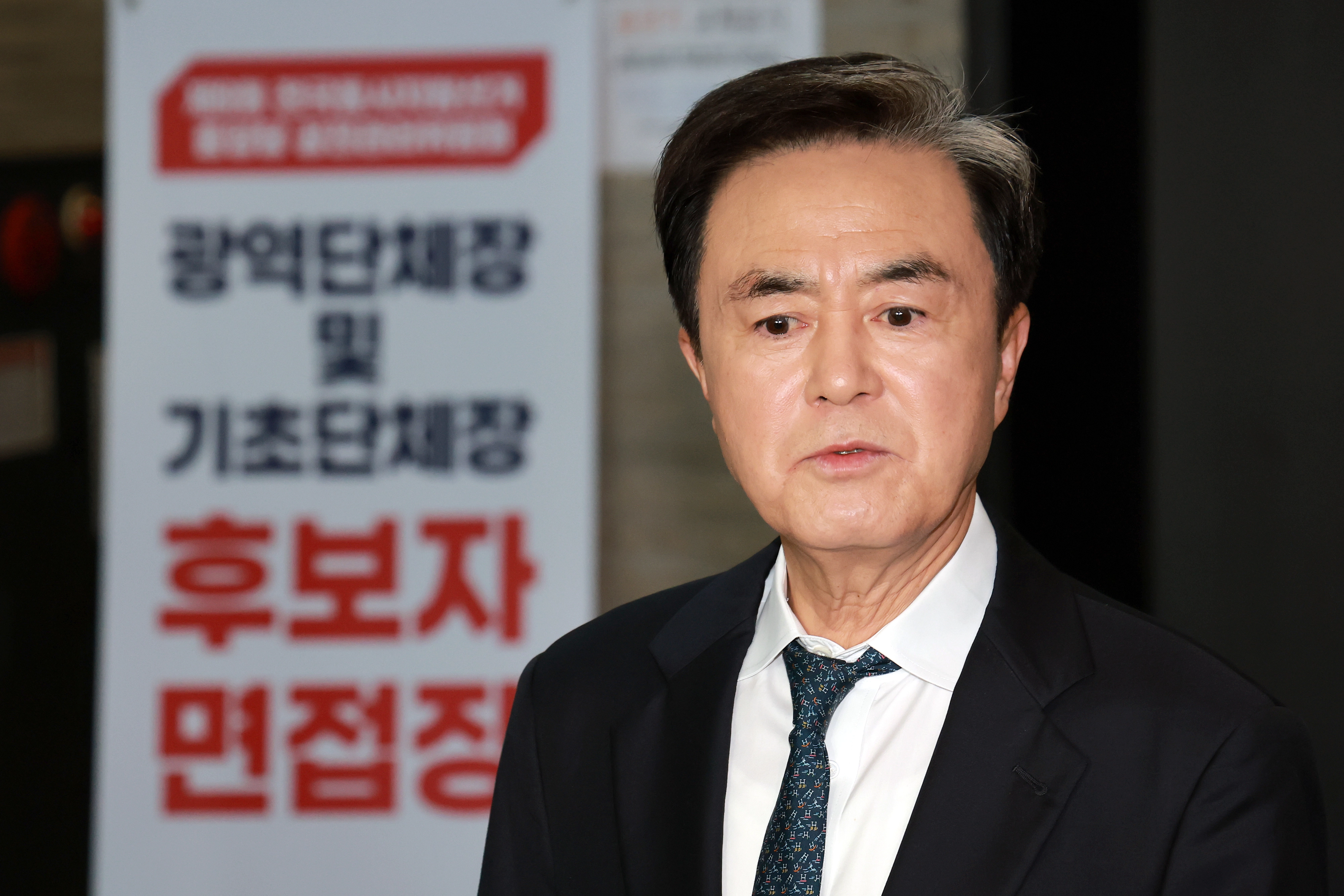 면접 마치고 질문에 답하는 김태흠 지사  6·3 지방선거 충남도지사에 도전하는 김태흠 충남도지사가 13일 서울 영등포구 여의도 국민의힘 중앙당사에서 열린 광역단체장 후보 면접에 참석한 뒤 기자 질문에 답하고 있다.  연합뉴스