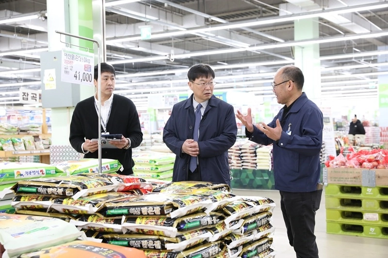 안형준 국가데이터처장(오른쪽에서 두 번째)이 13일 대전 동구 대형마트를 방문해 쌀·돼지고기 등 최근 오름세를 보이는 품목의 수급 상황과 물가동향을 점검하고 있다. (사진 제공=국가데이터처)