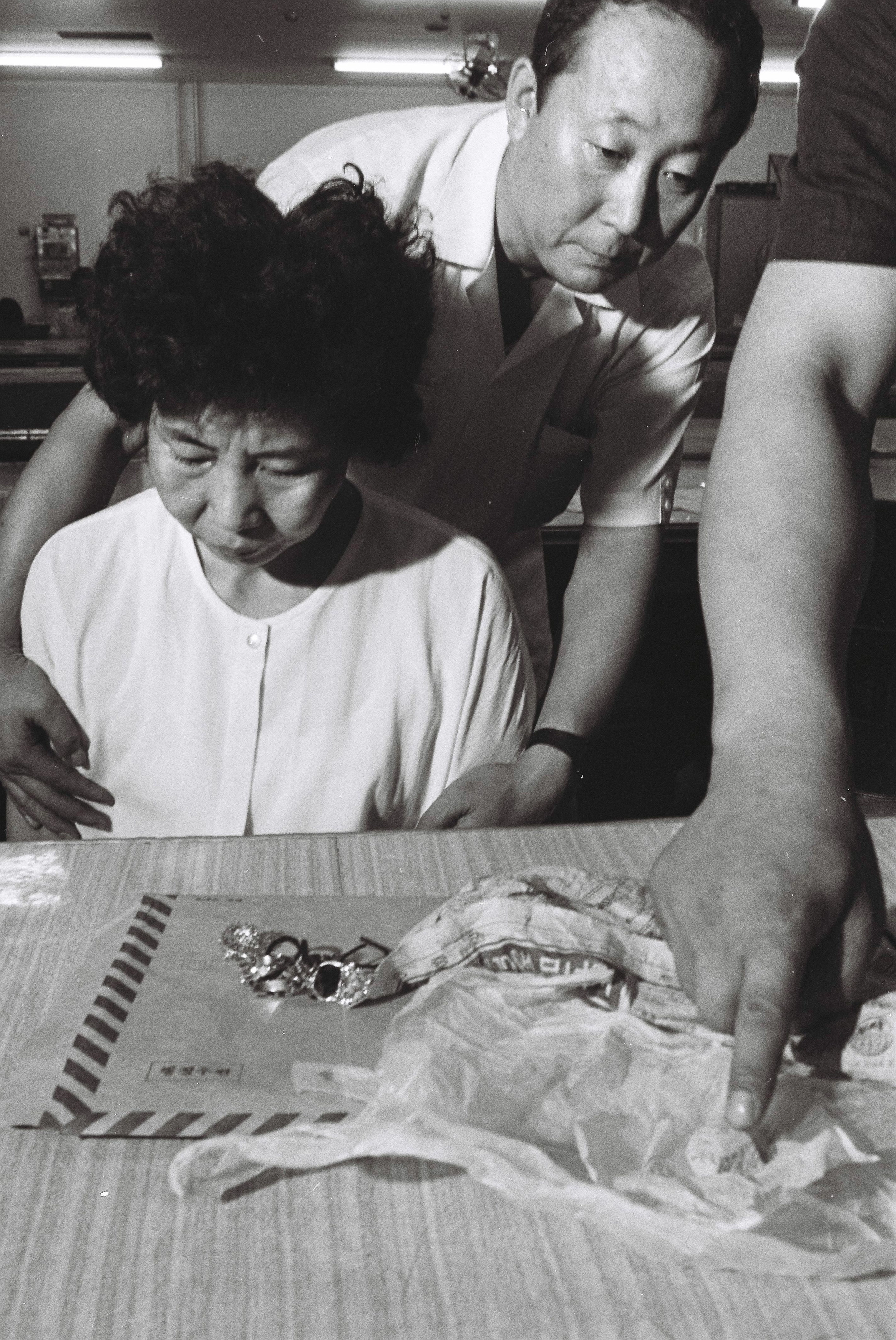 친정 아버지와 동생및 채권자등 5명을 연쇄 독살한 혐의로 김선자가 경찰에 검거됐다. 서울 용산경찰서는 2일 김선자씨(49)를 강도살인및 강도살인미수(독극물투입) 혐의로 검거해 구속영장을 신청하고 김씨가 피해자들로부터 빽은 수표 5장과 금반지 3개, 청산염 18mg등을 증거물로 압수했다. 1988. 9. 2 서울신문 DB