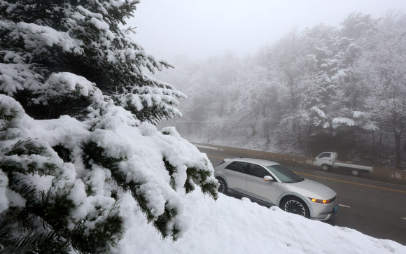 강원 산간에 최고 25㎝가 넘는 폭설이 쏟아진 13일 강릉시 성산면 옛 영동고속도로 대관령 구간이 짙은 안개 속에 흰 눈이 덮여 있다. 2026.3.13 연합뉴스