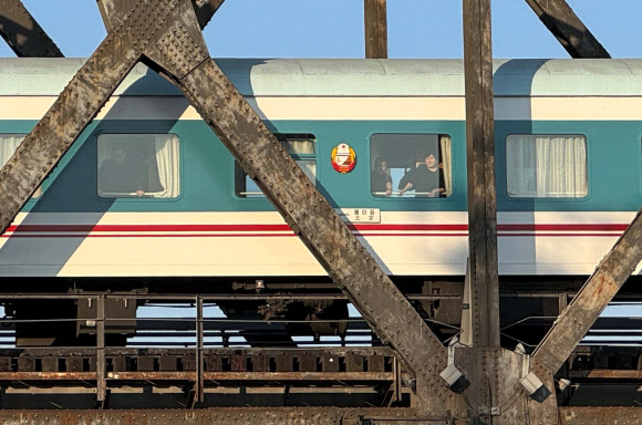 12일 오후 압록강을 건너 중국 랴오닝성 단둥에 도착한 북한 여객열차. 객차 한 가운데 ‘평양-베이징’이라는 행선지 표시가 돼 있다. 2026.3.13 연합뉴스