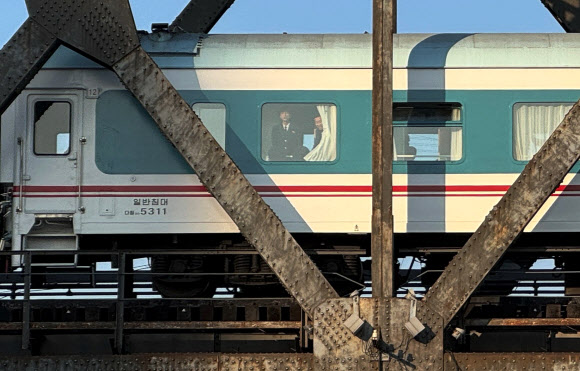 12일 오후 중국 랴오닝성 단둥시에 도착한 북한 여객열차의 모습. 2026.3.13 연합뉴스