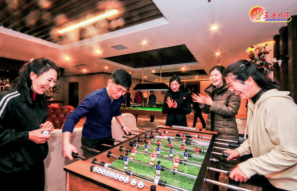 북한 노동당 기관지 노동신문은 13일 “삼지연시에 새로 일떠선 밀영호텔에서는 특색있는 온천문명을 마음껏 향유할 수 있다”고 보도했다. 평양 노동신문 뉴스1