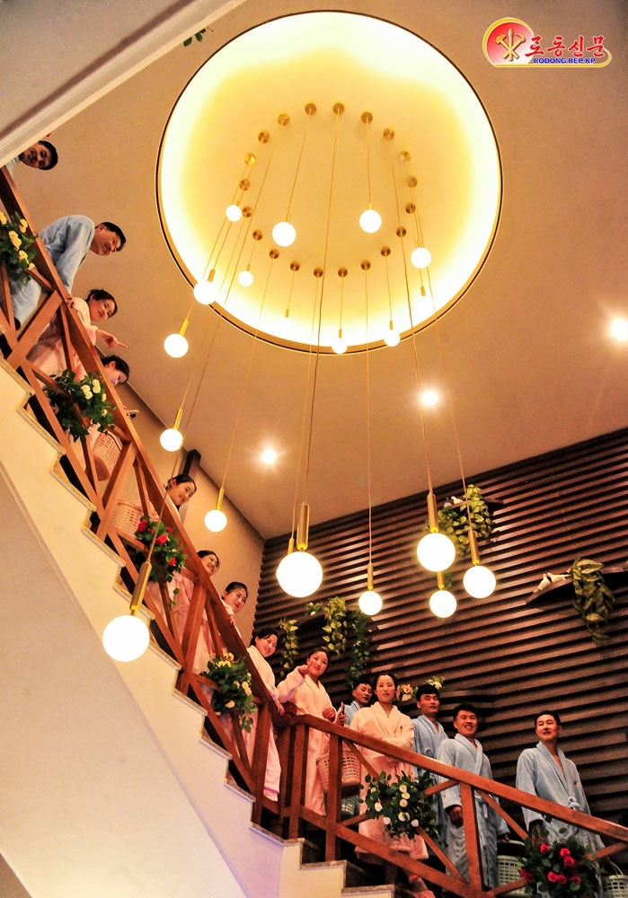 북한 노동당 기관지 노동신문은 13일 “삼지연시에 새로 일떠선 밀영호텔에서는 특색있는 온천문명을 마음껏 향유할 수 있다”고 보도했다. 평양 노동신문 뉴스1