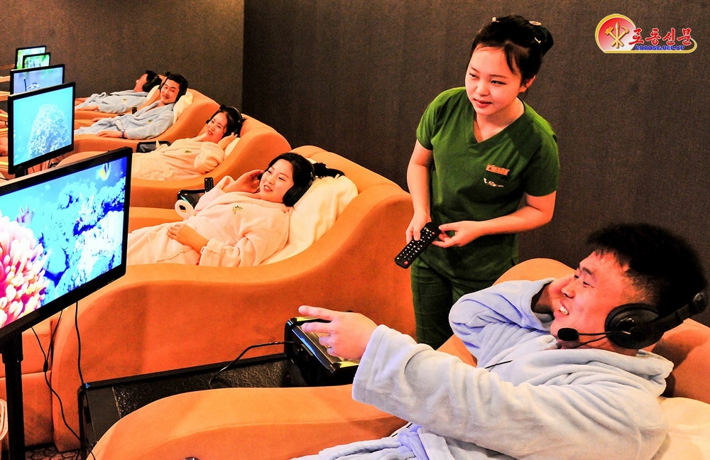 북한 노동당 기관지 노동신문은 13일 “삼지연시에 새로 일떠선 밀영호텔에서는 특색있는 온천문명을 마음껏 향유할 수 있다”고 보도했다. 평양 노동신문 뉴스1