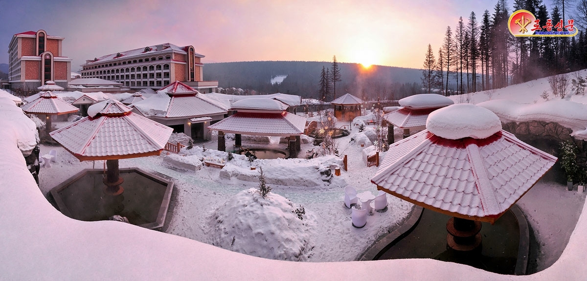 북한 노동당 기관지 노동신문은 13일 “삼지연시에 새로 일떠선 밀영호텔에서는 특색있는 온천문명을 마음껏 향유할 수 있다”고 보도했다. 평양 노동신문 뉴스1