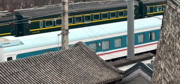 13일 오전 북한 평양에서 출발한 여객열차가 중국 베이징역에 들어서고 있다. 2026.3.13. 연합뉴스