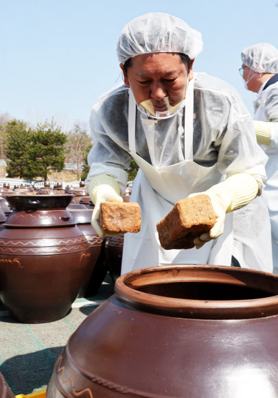 더불어민주당 정청래 대표가 13일 전북 순창군 발효미생물산업진흥원 장본가에서 장담그기 체험을 하고 있다. 2026.3.13 연합뉴스