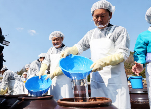 더불어민주당 정청래 대표가 13일 전북 순창군 발효미생물산업진흥원 장본가에서 장담그기 체험을 하고 있다. 2026.3.13 연합뉴스