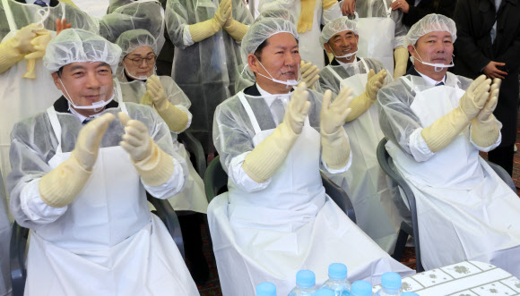 더불어민주당 정청래 대표가 13일 전북 순창군 발효미생물산업진흥원 장본가에서 장담그기 체험을 하고 있다. 2026.3.13 연합뉴스