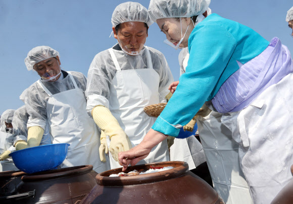 더불어민주당 정청래 대표가 13일 전북 순창군 발효미생물산업진흥원 장본가에서 장담그기 체험을 하고 있다. 2026.3.13 연합뉴스