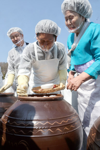 더불어민주당 정청래 대표가 13일 전북 순창군 발효미생물산업진흥원 장본가에서 장담그기 체험을 하고 있다. 2026.3.13 연합뉴스