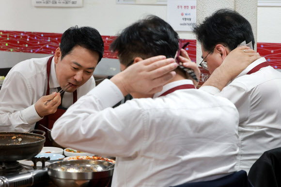 국민의힘 장동혁 대표가 13일 서울 영등포시장 내 한 식당을 방문해 송언석 원내대표, 정점식 정책위의장과 점심을 먹고 있다. 2026.3.13 연합뉴스